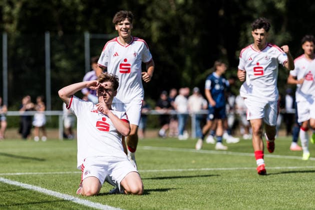 DFB-Pokal der Junioren: VfL Bochum 1848 vs. 1. FC Köln; 02.08.2026 BOCHUM, DEUTSCHLAN - AUGUST 02: Jubel zum 1:0 durch Benjamin Ley (1. FC Köln, 8) während der 1. Runde des DFB-Pokals der Junioren zwischen dem VfL Bochum 1848 vs. 1. FC Köln auf Rasen H4 des Nachwuchsleistungszentrum des VfL Bochum am 2. August 2026 in Bochum, Deutschland *** DFB Junior Cup: VfL Bochum 1848 vs. 1. FC Köln, August 2, 2026, BOCHUM, GERMANY – Celebrations following Benjamin Ley’s 1-0 goal for 1. FC Köln, 8 during the first round of the DFB Junior Cup between VfL Bochum 1848 and 1 FC Köln on Field H4 at the VfL Bochum Youth Academy on August 2, 2026, in Bochum, Germany Copyright: xBEAUTIFULxSPORTS Wunderlx