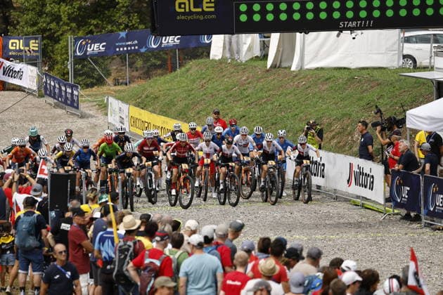02.08.2026, Monteceneri, Monte Ceneri, 2026 UEC MTB European Championship, EM, Europameisterschaft XCO Women U23 s Final (cross country olympic) Fiona Schibler 2 (SUI), Valentina Corvi 1 (ITA), Marta Cano Espinosa 3 (ESP), Katrin Embacher 4 (AUT), Monique Halter 6 (SUI), Anina Hutter 7 (SUI) and Elina Benoit 8 (SUI) sharing the first row at the green lights Monteceneri Monte Ceneri Ticino Switzerland *** August 2, 2026, Monteceneri, Monte Ceneri, 2026 UEC MTB European Championship XCO Women U23 Final, Cross-Country Olympic: Fiona Schibler 2 SUI, Valentina Corvi 1 ITA, Marta Cano Espinosa 3 ESP, Katrin Embacher 4 AUT, Monique Halter 6 SUI, Anina Hutter 7 SUI, and Elina Benoit 8 SUI sharing the front row at the green lights in Monteceneri, Monte Ceneri, Ticino, Switzerland Copyright: xJustPictures.ch FrancescoxMinghettix jp-en-FrMi-_NG_0146