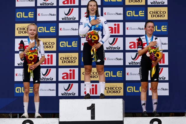 02.08.2026, Monteceneri, Monte Ceneri, 2026 UEC MTB European Championship, EM, Europameisterschaft XCO Women U23 s Final (cross country olympic) Fiona Schibler 2 (SUI) 2nd place and silver medal, Anina Hutter 7 (SUI) 1st place, European Champion and gold medal and Elina Benoit 8 (SUI) 3rd place and bronze medal singing the Swiss national anthem Monteceneri Monte Ceneri Ticino Switzerland *** August 2, 2026, Monteceneri, Monte Ceneri, 2026 UEC MTB European Championship XCO Women U23 Final, Cross-Country Olympic: Fiona Schibler (2 SUI) took 2nd place and the silver medal, Anina Hutter 7 SUI 1st place, European Champion, and gold medal; and Elina Benoit 8 SUI 3rd place and bronze medal, singing the Swiss national anthem in Monteceneri, Monte Ceneri, Ticino, Switzerland Copyright: xJustPictures.ch FrancescoxMinghettix jp-en-FrMi-_NG_1232