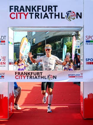 Frankfurt City Triathlon 2026, Mitteldistanz Sieger Männer: Vincent Größer Vincent Groesser Frankfurt City Triathlon 2026 am 2. August 2026 in Frankfurt am Main., Frankfurt Deutschland *** Frankfurt City Triathlon 2026, Men s Middle Distance Winner: Vincent Größer Vincent Groesser Frankfurt City Triathlon 2026 on August 2, 2026, in Frankfurt am Main, Frankfurt, Germany