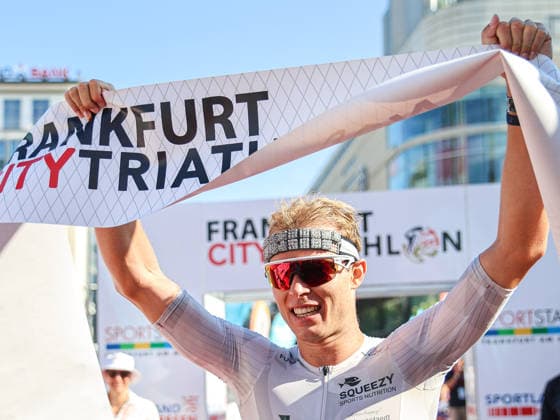 Sport Bilder des Tages Frankfurt City Triathlon 2026, Mitteldistanz Sieger Männer: Vincent Größer Vincent Groesser Frankfurt City Triathlon 2026 am 2. August 2026 in Frankfurt am Main., Frankfurt Deutschland *** Frankfurt City Triathlon 2026, Men s Middle Distance Winner: Vincent Größer Vincent Groesser Frankfurt City Triathlon 2026 on August 2, 2026, in Frankfurt am Main, Frankfurt, Germany