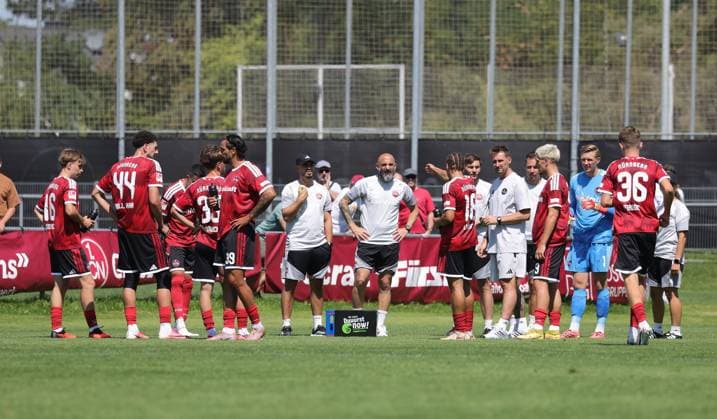 02.08.2026 - Fussball - Saison 2026 2027 - Testspiel Freundschaftsspiel Vorbereitungsspiel: 1. FC Nürnberg Nuernberg FCN ( Club ) - FSV Frankfurt - Sportfoto Zink DaMa - xdaxmax - Mannschaft Team bei Trinkpause *** August 2, 2026 Soccer Season 2026–2027 Exhibition Match Friendly Match Preseason Match 1. FC Nürnberg FCN Club FSV Frankfurt Sports Photo Zink DaMa xdaxmax Squad Team During a Water Break