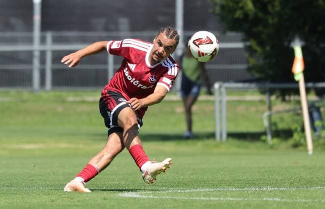 02.08.2026 - Fussball - Saison 2026 2027 - Testspiel Freundschaftsspiel Vorbereitungsspiel: 1. FC Nürnberg Nuernberg FCN ( Club ) - FSV Frankfurt - Sportfoto Zink DaMa - xdaxmax - Rafael Lubach (18, 1. FC Nürnberg FCN ) flankt Flanke - Freisteller Einzelbild *** August 2, 2026 Soccer Season 2026–2027 Exhibition Match Friendly Match Preseason Match 1 FC Nuremberg Nuremberg FCN Club FSV Frankfurt Sports Photo Zink DaMa xdaxmax Rafael Lubach 18, 1 FC Nuremberg FCN crosses Cross Free kick Single frame