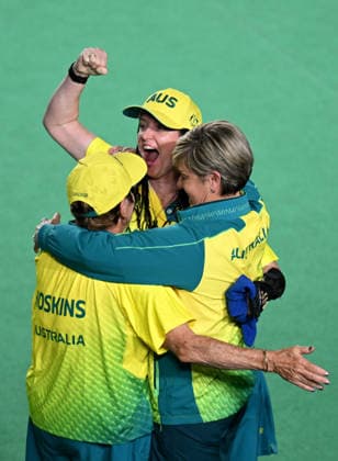 COM26 BOWLS, Australian Para Head Coach Karen Murphy (R) reacts with Serena Bonnell (C) and Louise Hoskins following their win in the Para Women™s Pairs B6-B8 Gold Medal match between Australia and New Zealand during the Glasgow 2026 Commonwealth Games at SEC Centre Hall 3 in Glasgow, Scotland, Sunday, August 2, 2026. ( NO ARCHIVING, EDITORIAL USE ONLY Glasgow Scotland United Kingdom  Copyright: xLUKASxCOCHx 20260802179321523808