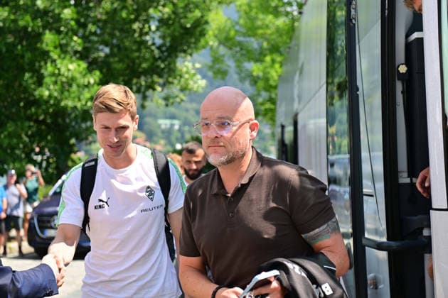 02.08.2026; Rottach-Egern; Fussball, Herren, Saison 2026 2027, Trainingslager Borussia Moenchengladbach Ankunft der Gladbacher am Mannschaftshotel; hier Rouven Schroeder (Head of Sports, Gladbach, re.), Torwart Moritz Nicolas (Gladbach, li.) DFL regulations prohibit any use of photographs as image sequences and or quasi-video. Stadion Am Birkenmoos Bayern Deutschland *** August 2, 2026 Rottach Egern Soccer, Men s, 2026–2027 season, Borussia Mönchengladbach training camp. Arrival of the Gladbach team at the team hotel. Pictured here: Rouven Schroeder, Head of Sports, Gladbach (right); goalkeeper Moritz Nicolas, Gladbach (left). DFL regulations prohibit any use of photographs as image sequences and or quasi-video. Am Birkenmoos Stadium, Bavaria, Germany
