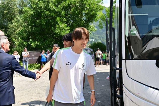 02.08.2026; Rottach-Egern; Fussball, Herren, Saison 2026 2027, Trainingslager Borussia Moenchengladbach Ankunft der Gladbacher am Mannschaftshotel; hier Neuzugang Daiki Hashioka (Gladbach) DFL regulations prohibit any use of photographs as image sequences and or quasi-video. Stadion Am Birkenmoos Bayern Deutschland *** August 2, 2026 Rottach Egern Soccer, Men s, 2026–2027 season, Borussia Mönchengladbach training camp; arrival of the Gladbach team at the team hotel; new signing Daiki Hashioka; Gladbach; DFL regulations prohibit any use of photographs as image sequences and or quasi-video; Am Birkenmoos Stadium, Bavaria, Germany