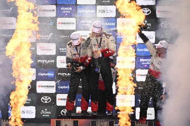 Sport Bilder des Tages LKS 20260802 Winner driver Sami Pajari and co-driver Marko Salminen of Finland celebrate on the podium at the WRC, Motorsport Rallye, WM Rally Finland in Jyväskylä, Finland on August 2, 2026. - RONI REKOMAA Jämsä Finland RebFtiIkgWk  Copyright: xRonixRekomaax RebFtiIkgWk
