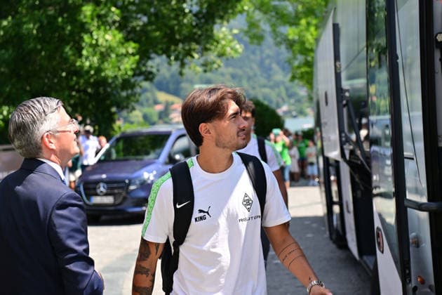 02.08.2026; Rottach-Egern; Fussball, Herren, Saison 2026 2027, Trainingslager Borussia Moenchengladbach Ankunft der Gladbacher am Mannschaftshotel; hier Jens Castrop (Gladbach) DFL regulations prohibit any use of photographs as image sequences and or quasi-video. Stadion Am Birkenmoos Bayern Deutschland *** August 2, 2026 Rottach Egern Soccer, Men s, 2026–2027 season, Borussia Mönchengladbach training camp; arrival of the Gladbach team at the team hotel—here, Jens Castrop, Gladbach. DFL regulations prohibit any use of photographs as image sequences and or quasi-video. Am Birkenmoos Stadium, Bavaria, Germany