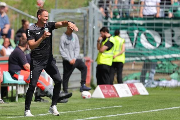 01.08.26, GER, Regionalliga Nord, Fussball, 1. Spieltag, Saison 2026 2027, Dietmar-Scholze-Stadion an der Lohmuehle, VfB Luebeck vs SC Weiche Flensburg Coachingzone Seitenlinie Trainerbereich Technische Zone. Trainer Kevin Rodewald (VfB Luebeck) gibt Handzeichen Foto nordphoto GmbH Tauchnitz Luebeck Dietmar-Scholze-Stadion an der Lohmuehle SH Germany *** August 26, 2026, GER, Regionalliga Nord, Soccer, Matchday 1, 2026–2027 Season, Dietmar Scholze Stadium at the Lohmühle, VfB Lübeck vs. SC Weiche Flensburg Coaching zone, sideline, coaches area, technical zone; Coach Kevin Rodewald of VfB Lübeck gives a hand signal; Photo: nordphoto GmbH, Tauchnitz, Lübeck, Dietmar Scholze Stadium at the Lohmühle, SH, Germany Copyright: xnordphotoxGmbHx xTauchnitzx
