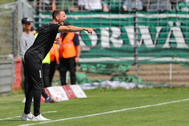 01.08.26, GER, Regionalliga Nord, Fussball, 1. Spieltag, Saison 2026 2027, Dietmar-Scholze-Stadion an der Lohmuehle, VfB Luebeck vs SC Weiche Flensburg Coachingzone Seitenlinie Trainerbereich Technische Zone. Trainer Kevin Rodewald (VfB Luebeck) gibt Anweisungen gestikuliert und schreit Foto nordphoto GmbH Tauchnitz Luebeck Dietmar-Scholze-Stadion an der Lohmuehle SH Germany *** August 26, 2026, GER, Regionalliga Nord, Soccer, Matchday 1, 2026–2027 Season, Dietmar Scholze Stadium at the Lohmuehle, VfB Lübeck vs. SC Weiche Flensburg Coaching Zone, Sideline, Coaches’ Area, Technical Zone; Coach Kevin Rodewald of VfB Lübeck gives instructions, gesticulates, and shouts; Photo: nordphoto GmbH, Tauchnitz, Lübeck, Dietmar Scholze Stadium an der Lohmühle, SH, Germany Copyright: xnordphotoxGmbHx xTauchnitzx