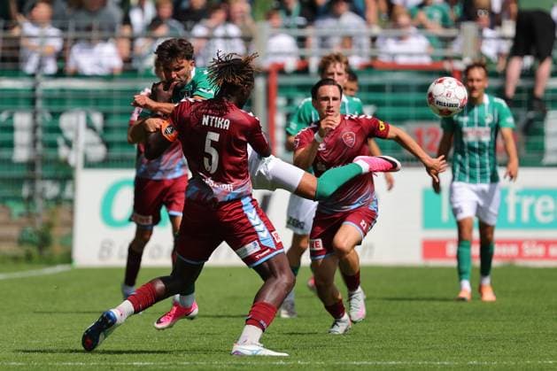 01.08.26, GER, Regionalliga Nord, Fussball, 1. Spieltag, Saison 2026 2027, Dietmar-Scholze-Stadion an der Lohmuehle, VfB Luebeck vs SC Weiche Flensburg Dardan Karimani (VfB Luebeck 10) wird von Kevin Ntika (SC Weiche Flensburg 08 05) gestoppt Ole Wagner (SC Weiche Flensburg 08 21) lauer auf seine Chance Foto nordphoto GmbH Tauchnitz Luebeck Dietmar-Scholze-Stadion an der Lohmuehle SH Germany *** August 26, 2026, GER, Regionalliga Nord, Soccer, Matchday 1, 2026–2027 Season, Dietmar Scholze Stadium an der Lohmuehle, VfB Lübeck vs. SC Weiche Flensburg Dardan Karimani (VfB Lübeck 10) is stopped by Kevin Ntika (SC Weiche Flensburg 08 05) Ole Wagner (SC Weiche Flensburg 08 21) waits for his chance Photo: nordphoto GmbH Tauchnitz Lübeck Dietmar Scholze Stadium an der Lohmuehle, SH, Germany Copyright: xnordphotoxGmbHx xTauchnitzx