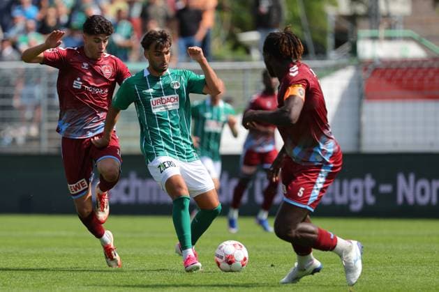 01.08.26, GER, Regionalliga Nord, Fussball, 1. Spieltag, Saison 2026 2027, Dietmar-Scholze-Stadion an der Lohmuehle, VfB Luebeck vs SC Weiche Flensburg Dardan Karimani (VfB Luebeck 10) muss sich gegen Ilir Serifi (SC Weiche Flensburg 08 11) und Kevin Ntika (SC Weiche Flensburg 08 05) durchsetzen Foto nordphoto GmbH Tauchnitz Luebeck Dietmar-Scholze-Stadion an der Lohmuehle SH Germany *** August 26, 2026, GER, Regionalliga Nord, Soccer, Matchday 1, 2026–2027 Season, Dietmar Scholze Stadium an der Lohmuehle, VfB Lübeck vs. SC Weiche Flensburg Dardan Karimani (VfB Lübeck 10) must prevail against Ilir Serifi (SC Weiche Flensburg 08 11) and Kevin Ntika (SC Weiche Flensburg 08 05) Photo: nordphoto GmbH Tauchnitz Lübeck Dietmar Scholze Stadium an der Lohmuehle, SH, Germany Copyright: xnordphotoxGmbHx xTauchnitzx