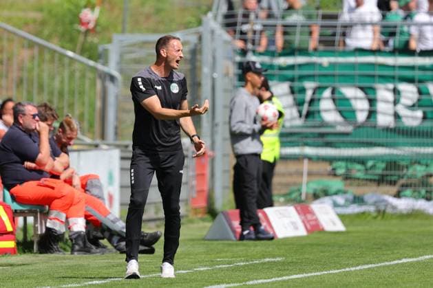 01.08.26, GER, Regionalliga Nord, Fussball, 1. Spieltag, Saison 2026 2027, Dietmar-Scholze-Stadion an der Lohmuehle, VfB Luebeck vs SC Weiche Flensburg Coachingzone Seitenlinie Trainerbereich Technische Zone. Trainer Kevin Rodewald (VfB Luebeck) gibt Anweisungen gestikuliert und schreit Foto nordphoto GmbH Tauchnitz Luebeck Dietmar-Scholze-Stadion an der Lohmuehle SH Germany *** August 26, 2026, GER, Regionalliga Nord, Soccer, Matchday 1, 2026–2027 Season, Dietmar Scholze Stadium at the Lohmuehle, VfB Lübeck vs. SC Weiche Flensburg Coaching Zone, Sideline, Coaches’ Area, Technical Zone; Coach Kevin Rodewald of VfB Lübeck gives instructions, gesticulates, and shouts; Photo: nordphoto GmbH, Tauchnitz, Lübeck, Dietmar Scholze Stadium an der Lohmühle, SH, Germany Copyright: xnordphotoxGmbHx xTauchnitzx