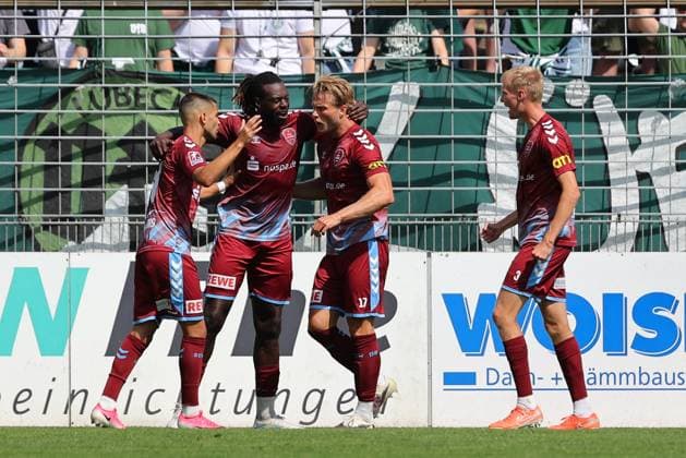 01.08.26, GER, Regionalliga Nord, Fussball, 1. Spieltag, Saison 2026 2027, Dietmar-Scholze-Stadion an der Lohmuehle, VfB Luebeck vs SC Weiche Flensburg Torjubel Jubel. Torschütze Torschuetze Kevin Ntika (SC Weiche Flensburg 08 05) jubelt ueber das Tor zum 1:1 Foto nordphoto GmbH Tauchnitz Luebeck Dietmar-Scholze-Stadion an der Lohmuehle SH Germany *** August 26, 2026, GER, Regionalliga Nord, Soccer, Matchday 1, 2026–2027 Season, Dietmar Scholze Stadium at the Lohmuehle, VfB Lübeck vs. SC Weiche Flensburg Goal celebration Cheering Goal scorer(s) Kevin Ntika SC Weiche Flensburg 08 05 celebrates the goal that tied the game at 1–1 Photo: nordphoto GmbH Tauchnitz Lübeck Dietmar Scholze Stadium an der Lohmuehle, SH, Germany Copyright: xnordphotoxGmbHx xTauchnitzx