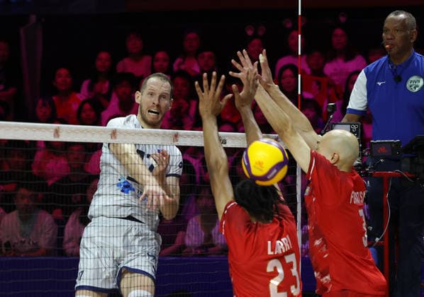 (260802) -- NINGBO, Aug. 2, 2026 -- Tine Urnaut (L) of Slovenia spikes the ball during the 3rd-place match between Slovenia and Japan at the 2026 Volleyball Nations League (VNL) Men s Final Round in Ningbo, east China s Zhejiang Province, Aug. 2, 2026. (Photo by Xinhua) (SP)CHINA-NINGBO-VOLLEYBALL-VOLLEYBALL NATIONS LEAGUE-3RD PLACE-SLO VS JPN SuoxXianglu 