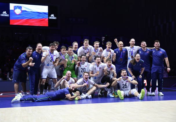 (260802) -- NINGBO, Aug. 2, 2026 -- Players of Slovenia celebrate with their medals after the 3rd-place match between Slovenia and Japan at the 2026 Volleyball Nations League (VNL) Men s Final Round in Ningbo, east China s Zhejiang Province, Aug. 2, 2026. (Photo by Xinhua) (SP)CHINA-NINGBO-VOLLEYBALL-VOLLEYBALL NATIONS LEAGUE-3RD PLACE-SLO VS JPN SuoxXianglu 