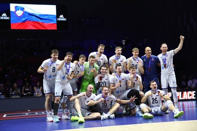 (260802) -- NINGBO, Aug. 2, 2026 -- Players of Slovenia celebrate with their medals after the 3rd-place match between Slovenia and Japan at the 2026 Volleyball Nations League (VNL) Men s Final Round in Ningbo, east China s Zhejiang Province, Aug. 2, 2026. (Photo by Xinhua) (SP)CHINA-NINGBO-VOLLEYBALL-VOLLEYBALL NATIONS LEAGUE-3RD PLACE-SLO VS JPN SuoxXianglu 