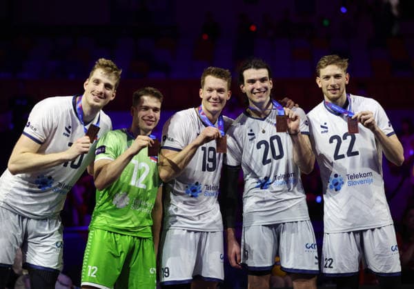 (260802) -- NINGBO, Aug. 2, 2026 -- Players of Slovenia celebrate with their medals during the 3rd-place match between Slovenia and Japan at the 2026 Volleyball Nations League (VNL) Men s Final Round in Ningbo, east China s Zhejiang Province, Aug. 2, 2026. (Photo by Xinhua) (SP)CHINA-NINGBO-VOLLEYBALL-VOLLEYBALL NATIONS LEAGUE-3RD PLACE-SLO VS JPN SuoxXianglu 