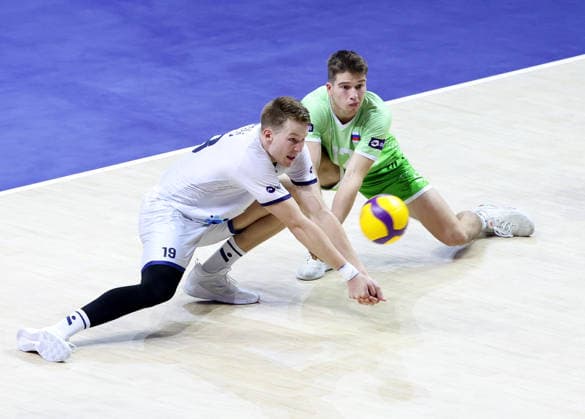 (260802) -- NINGBO, Aug. 2, 2026 -- Rok Mozic (L) of Slovenia digs the ball during the 3rd-place match between Slovenia and Japan at the 2026 Volleyball Nations League (VNL) Men s Final Round in Ningbo, east China s Zhejiang Province, Aug. 2, 2026. (Photo by Xinhua) (SP)CHINA-NINGBO-VOLLEYBALL-VOLLEYBALL NATIONS LEAGUE-3RD PLACE-SLO VS JPN SuoxXianglu 