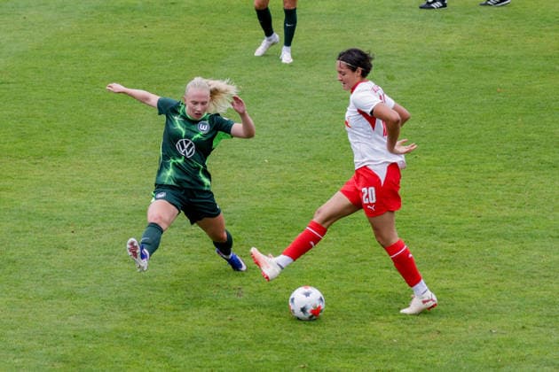 01.08.2026, xgrfx, Fussball Testspiel Frauen , RB Leipzig - VfL Wolfsburg v.l. Thea Bjelde (VfL Wolfsburg), Emanuela Pfister (RB Leipzig) (DFL DFB REGULATIONS PROHIBIT ANY USE OF PHOTOGRAPHS as IMAGE SEQUENCES and or QUASI-VIDEO) Leipzig *** August 1, 2026, xgrfx, Women’s Soccer Friendly Match, RB Leipzig vs. VfL Wolfsburg, featuring Thea Bjelde (VfL Wolfsburg) and Emanuela Pfister (RB Leipzig). DFL and DFB regulations prohibit any use of photographs as image sequences and or quasi-video. Leipzig