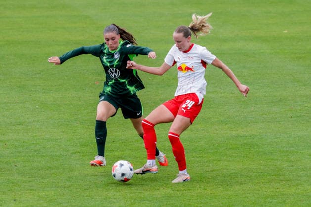01.08.2026, xgrfx, Fussball Testspiel Frauen , RB Leipzig - VfL Wolfsburg v.l. Smilla Vallotto (VfL Wolfsburg), Nikoline Dudek (RB Leipzig) (DFL DFB REGULATIONS PROHIBIT ANY USE OF PHOTOGRAPHS as IMAGE SEQUENCES and or QUASI-VIDEO) Leipzig *** August 1, 2026, xgrfx, Women s Soccer Friendly Match, RB Leipzig vs. VfL Wolfsburg, Smilla Vallotto (VfL Wolfsburg), Nikoline Dudek (RB Leipzig). DFL and DFB regulations prohibit any use of photographs as image sequences and or quasi-video. Leipzig