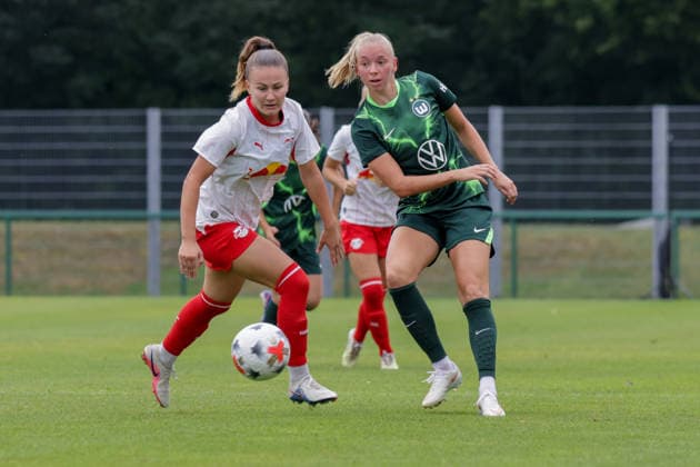 01.08.2026, xgrfx, Fussball Testspiel Frauen , RB Leipzig - VfL Wolfsburg v.l. Annabel Schasching (RB Leipzig), Ella Peddemors (VfL Wolfsburg) (DFL DFB REGULATIONS PROHIBIT ANY USE OF PHOTOGRAPHS as IMAGE SEQUENCES and or QUASI-VIDEO) Leipzig *** August 1, 2026, xgrfx, Women’s Soccer Friendly Match, RB Leipzig vs. VfL Wolfsburg, Annabel Schasching (RB Leipzig), Ella Peddemor (VfL Wolfsburg). DFL and DFB regulations prohibit any use of photographs as image sequences and or quasi-video. Leipzig