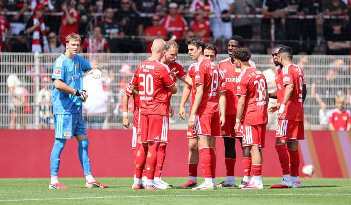 Marvin Friedrich redet mit der mannschaft, Mannschaftskreis vor Spielbeginn beim einschwören, Ritual Fußball Fussball Bundesliga Herren DFL Testspiel Saison 2026 2027 02.08.2026 1.FC Union Berlin FCU vs. Cagliari Calcio DFL regulations prohibit any use of photographs as image sequences and or quasi-video. *** Marvin Friedrich talks to the team; the team gathers in a circle before the game to rally the troops, Ritual, Sports, Soccer, Bundesliga, Men’s, DFL, Friendly Match, 2026–2027 Season, February 8, 2026, 1. FC Union Berlin (FCU) vs. Cagliari Calcio. DFL regulations prohibit any use of photographs as image sequences and or quasi-video.