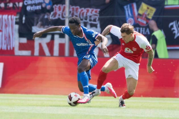 Sport Bilder des Tages Benjika Caciel (Erfurt, 8), Niclas Stierlin (HFC, 13), Hallescher FC vs. FC Rot-Weiss Erfurt, Fussball, Regionalliga Nordost, 2. Spieltag, Saison 2026 27, 02.08.2026 Halle Leuna Chemie Stadion ST Deutschland *** Benjika Caciel Erfurt, 8, Niclas Stierlin HFC, 13, Hallescher FC vs. FC Rot Weiss Erfurt, Soccer, Northeast Regional League, Matchday 2, 2026–27 Season, August 2, 2026, Halle Leuna Chemie Stadium, ST Deutschland