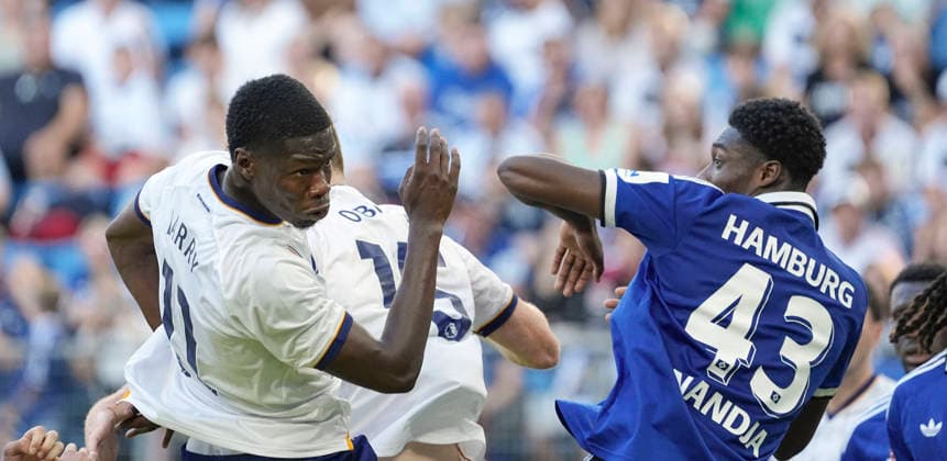 Foto : Thierno BARRY (Everton , links) gegen Shafiq Bello NANDJA ( rechts , HSV ) HSV Saisoneröffnung am Sa. 01.08.2026 Fussball Testspiel der Herren Hamburger SV - FC Everton *** Photo: Thierno BARRY (Everton, left) vs. Shafiq Bello NANDJA (right), HSV. HSV Season Opener on Sat, Aug. 1, 2026. Men s soccer friendly match: Hamburger SV vs. Everton FC