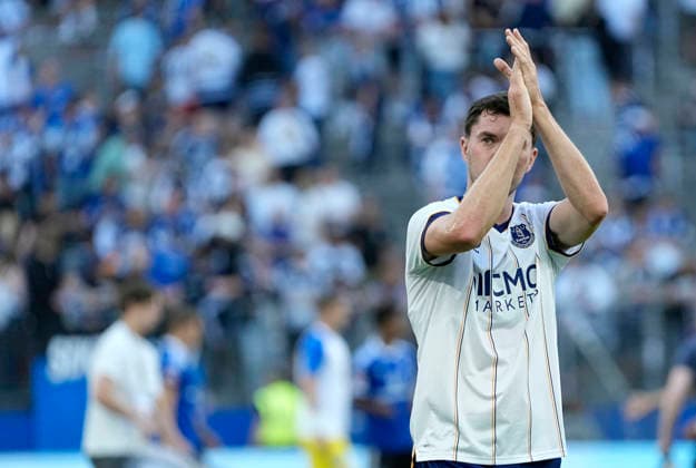 Foto : Begrüssung Ihrer Fans ... die Spieler vom FC Everton nach dem Schlußpfiff , hier Michael KEANE HSV Saisoneröffnung am Sa. 01.08.2026 Fussball Testspiel der Herren Hamburger SV - FC Everton *** Photo: Everton FC players greeting their fans after the final whistle; pictured here is Michael Keane. HSV season opener on Saturday, August 1, 2026—men s soccer friendly between Hamburger SV and Everton FC.