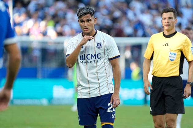 Foto : Carlos Alcaraz (Everton) und rechts ... Schiri Harm Osmers HSV Saisoneröffnung am Sa. 01.08.2026 Fussball Testspiel der Herren Hamburger SV - FC Everton *** Photo: Carlos Alcaraz (Everton) and, on the right, referee Harm Osmers. HSV season opener on Sat, Aug. 1, 2026. Men s soccer friendly: Hamburger SV vs. Everton FC