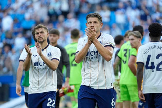 Foto : Begrüssung Ihrer Fans ... die Spieler vom FC Everton nach dem Schlußpfiff , hier James Tarkowski und links ... Kiernan Dewsbury-Hall (Everton) HSV Saisoneröffnung am Sa. 01.08.2026 Fussball Testspiel der Herren Hamburger SV - FC Everton *** Photo: Everton FC players greeting their fans after the final whistle; shown here are James Tarkowski and, on the left, Kiernan Dewsbury Hall. Everton vs. HSV season opener on Saturday, August 1, 2026. Men s soccer friendly match between Hamburger SV and Everton FC.