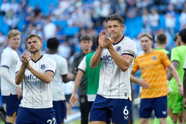 Foto : Begrüssung Ihrer Fans ... die Spieler vom FC Everton nach dem Schlußpfiff , hier James Tarkowski und links ... Kiernan Dewsbury-Hall (Everton) HSV Saisoneröffnung am Sa. 01.08.2026 Fussball Testspiel der Herren Hamburger SV - FC Everton *** Photo: Everton FC players greeting their fans after the final whistle; shown here are James Tarkowski and, on the left, Kiernan Dewsbury Hall. Everton vs. HSV season opener on Saturday, August 1, 2026. Men s soccer friendly match between Hamburger SV and Everton FC.