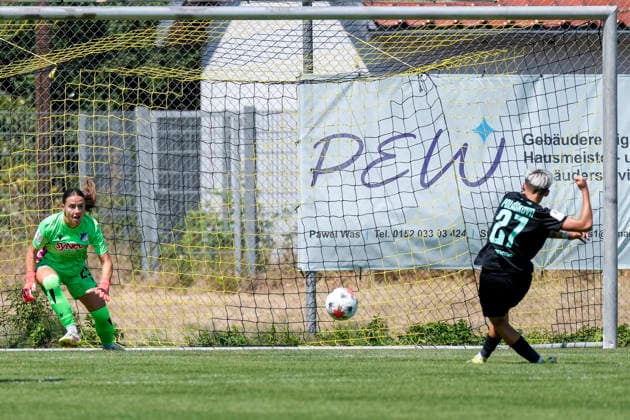v.li.:Romy Bräutigam (Torwart, Torhüterin, TSG II, 25) hat keine Chance gegen den Elfmeter von Aneta Polaskova (Viktoria, 27), erzielt das Tor zum 0:1, Treffer, Torerfolg, Highlight, Action, Aktion, Spielszene, 02.08.2026, St. Leon-Rot (Deutschland), Fussball, 2. Frauen-Bundesliga, TSG 1899 Hoffenheim U20 - FC Viktoria Berlin, DFB DFL REGULATIONS PROHIBIT ANY USE OF PHOTOGRAPHS AS IMAGE SEQUENCES AND OR QUASI-VIDEO. *** From left: Romy Bräutigam, goalkeeper, TSG II, 25, has no chance against the penalty kick by Aneta Polaskova Viktoria, 27, who scores the goal to make it 0–1; goal, scoring, highlight, action, play, game moment, August 2, 2026, St. Leon-Rot, Germany, soccer, Women’s Bundesliga 2, TSG 1899 Hoffenheim U20 vs. FC Viktoria Berlin, DFB and DFL regulations prohibit any use of photographs as image sequences and or quasi-video xozx