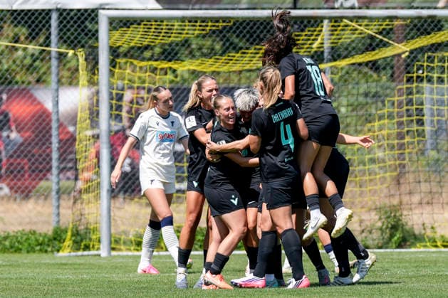 Spielerinnen vom FC Viktoria Berlin, jubeln über das Tor zum 0:1, Jubel, Torjubel, Torerfolg, celebrate the goal, goal, celebration, jubelt ueber das Tor, Freuen, Freude, freut sich, optimistisch, positiv, Spielszene, Highlight, Action, Aktion, 02.08.2026, St. Leon-Rot (Deutschland), Fussball, 2. Frauen-Bundesliga, TSG 1899 Hoffenheim U20 - FC Viktoria Berlin, DFB DFL REGULATIONS PROHIBIT ANY USE OF PHOTOGRAPHS AS IMAGE SEQUENCES AND OR QUASI-VIDEO. *** Players from FC Viktoria Berlin celebrate the goal that makes the score 0–1, Celebration, goal celebration, scoring a goal, celebrate the goal, goal, celebration, celebrating the goal, joy, happiness, happy, optimistic, positive, game scene, highlight, action, 02 08 2026, St. Leon-Rot, Germany, soccer, Women’s Bundesliga 2, TSG 1899 Hoffenheim U20 vs. FC Viktoria Berlin, DFB and DFL regulations prohibit any use of photographs as image sequences and or quasi-video xozx