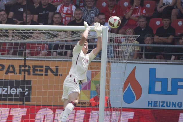 Torwart Lorenz Otto (Erfurt, 1), Parade, Hallescher FC vs. FC Rot-Weiss Erfurt, Fussball, Regionalliga Nordost, 2. Spieltag, Saison 2026 27, 02.08.2026 Halle Leuna Chemie Stadion ST Deutschland *** Goalkeeper Lorenz Otto Erfurt, 1, Save, Hallescher FC vs. FC Rot Weiss Erfurt, Soccer, Northeast Regional League, Matchday 2, 2026–27 Season, February 8, 2026, Halle Leuna Chemie Stadium, ST Deutschland