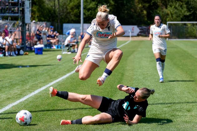 Sport Bilder des Tages v.li.: Jule Krips (TSG II, 10), Sarah Stöckmann (Viktoria, 22), Zweikampf, Spielszene, Duell, duel, tackle, tackling, Dynamik, Action, Aktion, 02.08.2026, St. Leon-Rot (Deutschland), Fussball, 2. Frauen-Bundesliga, TSG 1899 Hoffenheim U20 - FC Viktoria Berlin, DFB DFL REGULATIONS PROHIBIT ANY USE OF PHOTOGRAPHS AS IMAGE SEQUENCES AND OR QUASI-VIDEO. *** v li Jule Krips TSG II, 10, Sarah Stöckmann Viktoria, 22, tackle, game scene, duel, tackle, tackling, dynamics, action, 02 08 2026, St. Leon-Rot, Germany, soccer, Women’s Bundesliga 2, TSG 1899 Hoffenheim U20 vs. FC Viktoria Berlin, DFB and DFL regulations prohibit any use of photographs as image sequences and or quasi-video xozx