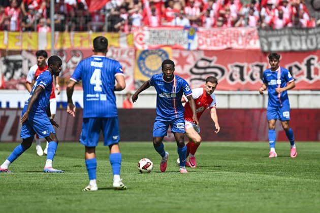 Fußball I Herren I Saison 2026-2027 I Regionalliga I 2. Spieltag I Hallescher FC - FC Rot-Weiß Erfurt I 02.08.2026 Zweikampf Benijka Caciel (8, FC Rot-Weiß Erfurt) wird von Max Kulke (17, Hallescher FC) attackiert Halle (Saale) Leuna-Chemie-Stadion Sachsen-Anhalt Deutschland *** Soccer I Men s I 2026–2027 Season I Regionalliga I Matchday 2 I Hallescher FC vs. FC Rot Weiß Erfurt I August 2, 2026 Tackle by Benijka Caciel 8, FC Rot-Weiß Erfurt is attacked by Max Kulke (17) of Hallescher FC at the Halle Saale Leuna Chemie Stadium in Saxony-Anhalt, Germany Copyright: xLobeca InesxHähnelx