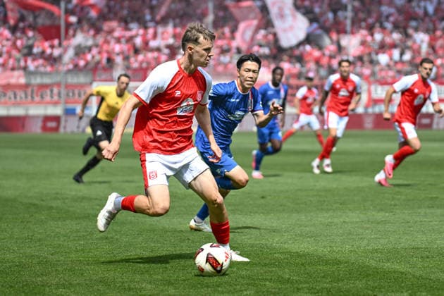 Fußball I Herren I Saison 2026-2027 I Regionalliga I 2. Spieltag I Hallescher FC - FC Rot-Weiß Erfurt I 02.08.2026 Julien Damelang (43, Hallescher FC), Hinata Gonda (34, FC Rot-Weiß Erfurt) Halle (Saale) Leuna-Chemie-Stadion Sachsen-Anhalt Deutschland *** Soccer I Men s I 2026–2027 Season I Regionalliga I Matchday 2 I Hallescher FC vs. FC Rot Weiß Erfurt I August 2, 2026 Julien Damelang 43, Hallescher FC, Hinata Gonda 34, FC Rot-Weiß Erfurt, Halle-Saale, Leuna, Chemie Stadium, Saxony-Anhalt, Germany Copyright: xLobeca InesxHähnelx