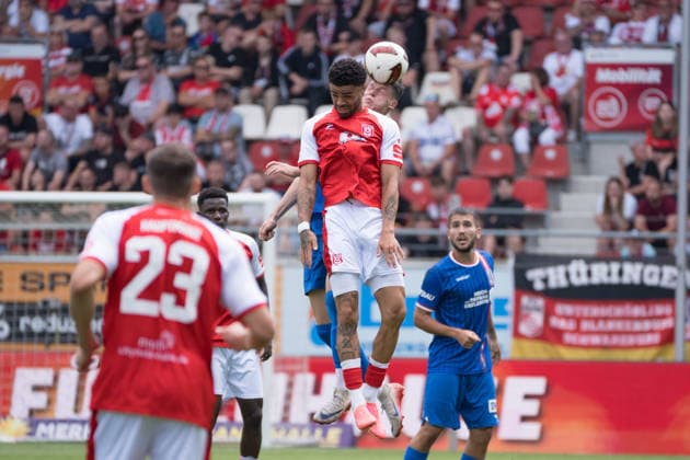Sport Bilder des Tages Stanley Ratifo (HFC, 30) vor Niclas Walther (Erfurt, 22), Kopfball, Hallescher FC vs. FC Rot-Weiss Erfurt, Fussball, Regionalliga Nordost, 2. Spieltag, Saison 2026 27, 02.08.2026 Halle Leuna Chemie Stadion ST Deutschland *** Stanley Ratifo (HFC), 30, ahead of Niclas Walther (Erfurt), 22, header, Hallescher FC vs. FC Rot Weiss Erfurt, soccer, Northeast Regional League, Matchday 2, 2026–27 season, August 2, 2026, Halle Leuna Chemie Stadium, ST Deutschland