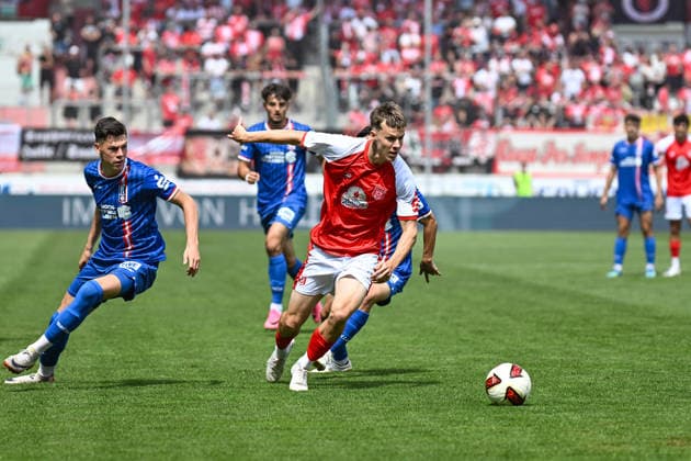 Fußball I Herren I Saison 2026-2027 I Regionalliga I 2. Spieltag I Hallescher FC - FC Rot-Weiß Erfurt I 02.08.2026 Niclas Walther (22, FC Rot-Weiß Erfurt) (l.), Julien Damelang (43, Hallescher FC) Halle (Saale) Leuna-Chemie-Stadion Sachsen-Anhalt Deutschland *** Soccer I Men s I 2026–2027 Season I Regionalliga I Matchday 2 I Hallescher FC vs. FC Rot Weiß Erfurt I August 2, 2026 Niclas Walther 22, FC Rot-Weiß Erfurt, Julien Damelang 43, Hallescher FC, Halle (Saale), Leuna Chemie Stadium, Saxony-Anhalt, Germany Copyright: xLobeca InesxHähnelx