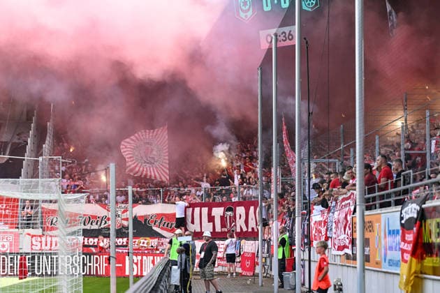Fußball I Herren I Saison 2026-2027 I Regionalliga I 2. Spieltag I Hallescher FC - FC Rot-Weiß Erfurt I 02.08.2026 Im Gästeblock mit Fans vom FC Rot Weiss Erfurt wird Pyrotechnik abgefackelt Halle (Saale) Leuna-Chemie-Stadion Sachsen-Anhalt Deutschland *** Soccer I Men’s I 2026–2027 Season I Regionalliga I Matchday 2 I Hallescher FC vs. FC Rot-Weiß Erfurt I August 2, 2026 Pyrotechnics are set off in the visitors’ section with fans of FC Rot-Weiß Erfurt at the Halle Saale Leuna Chemie Stadium Saxony-Anhalt, Germany Copyright: xLobeca InesxHähnelx