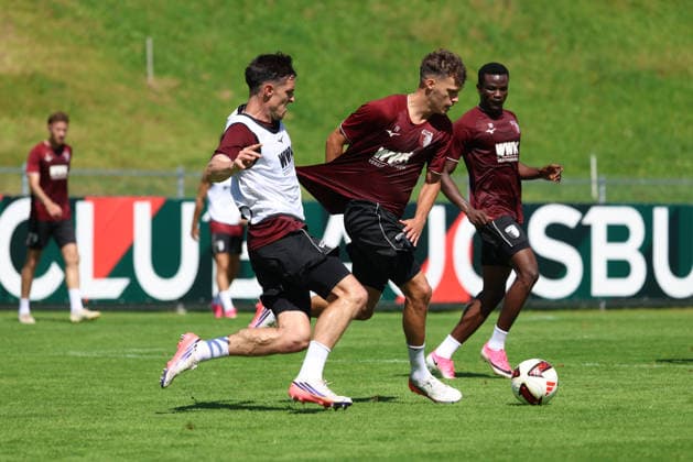 02.08.206, GER, Fussball, Herren, FC Augsburg, 1. BL, Saison 2026 2027, Trainingslager, Training, Schlotterbeck, Fellhauer FCA-Profi Keven Schlotterbeck (li.) im Zweikampf mit Robin Fellhauer. Achenkirch *** 02 08 206, GER, Soccer, Men s, FC Augsburg, 1st Bundesliga, 2026–2027 season, training camp, practice, Schlotterbeck, Fellhauer: FCA pro Keven Schlotterbeck (left) in a tackle with Robin Fellhauer of Achenkirch