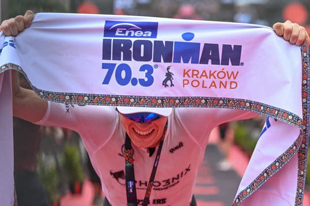 Sport Bilder des Tages TRIATHLON: Stepniak And Bartlett Secure Elite Victories At IRONMAN 70.3 Krakow KRAKOW, POLAND - AUGUST 02: Professional triathlete Kacper Stepniak of Poland holds the official finish line banner over his head and smiles while wearing his winner s medal after winning the Enea IRONMAN 70.3 Krakow triathlon on the Main Market Square in Krakow, Lesser Poland Voivodeship, Poland, on August 02, 2026. Stepniak successfully defended his championship title, securing first place in the elite professional division with an official time of 3:36:37 following a 113-kilometer (70.3-mile) endurance race across the region. Krakow Poland  Copyright: xArturxWidakx originalFilename:widak-triathlo260802_npAsF.jpg