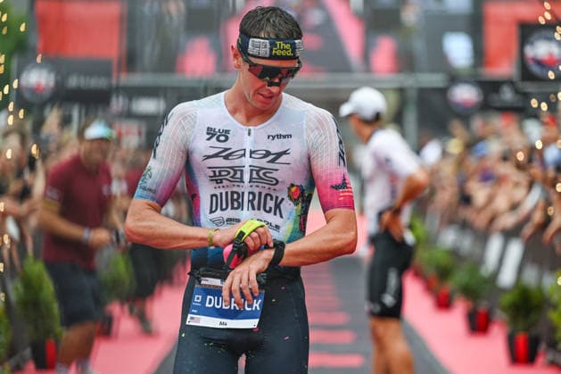 TRIATHLON: Stepniak And Bartlett Secure Elite Victories At IRONMAN 70.3 Krakow KRAKOW, POLAND - AUGUST 02: Professional triathlete Marc Dubrick of the United States checks his sports watch after crossing the finish line to secure third place at the Enea IRONMAN 70.3 Krakow triathlon on the Main Market Square in Krakow, Lesser Poland Voivodeship, Poland, on August 02, 2026. Dubrick rounded out the elite men s podium with an official racing time of 3:38:22 following the grueling 113-kilometer (70.3-mile) multi endurance race. Krakow Poland  Copyright: xArturxWidakx originalFilename:widak-triathlo260802_nppMp.jpg