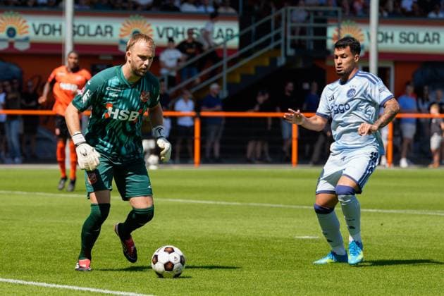 VOLENDAM , 13-02-2026 , Kras Stadium, season 2026 2027 , Pre season footbal . Match between FC Volendam and Ajax . Picture shows FC Volendam goalkeeper Hidde Jurjus and Ajax player Marcos Leonardo Volendam - Ajax (friendly  x205402740x Copyright: