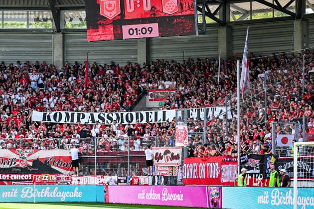 Fußball I Herren I Saison 2026-2027 I Regionalliga I 2. Spieltag I Hallescher FC - FC Rot-Weiß Erfurt I 02.08.2026 Erfurter Fans protestieren und fordern mit einem Spruchband Kompassmodell jetzt! Halle (Saale) Leuna-Chemie-Stadion Sachsen-Anhalt Deutschland *** Soccer I Men s Team I 2026–2027 Season I Regionalliga I Matchday 2 I Hallescher FC vs. FC Rot-Weiß Erfurt I August 2, 2026 Erfurt fans protest and demand, with a banner reading Kompassmodell jetzt Halle Saale Leuna Chemie Stadion, in Saxony-Anhalt, Germany Copyright: xLobeca InesxHähnelx