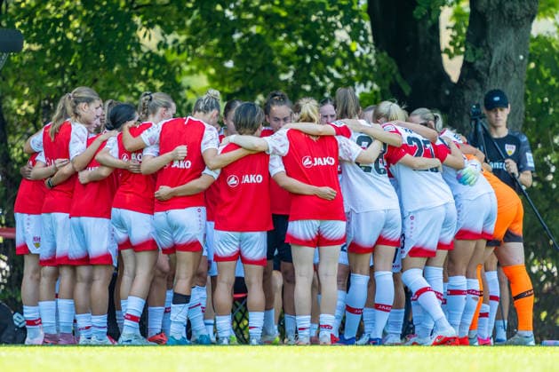 Testspiel: VfB Stuttgart vs. SpVgg Greuther Fürth; 02.08.2026 Stuttgart, GERMANY - 02. August 2026: Der Teamkreis des VfB während dem Testspiel zwischen dem VfB Stuttgart und dem SpVgg Greuther Fürth auf dem Sportgelände des Clubzentrum des VfB Stuttgart. *** Friendly Match: VfB Stuttgart vs. SpVgg Greuther Fürth, August 2, 2026, Stuttgart, GERMANY August 2, 2026 The VfB team huddle during the friendly match between VfB Stuttgart and SpVgg Greuther Fürth at the sports complex of the VfB Stuttgart Club Center Copyright: xBEAUTIFULxSPORTS Steinx