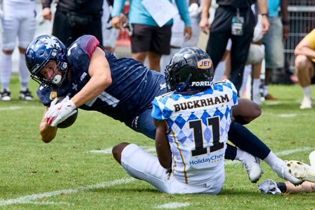 European Football Alliance (EFA), Munich Ravens vs Paris Musketeers, Munich Ravens, Paris Musketeers, 2026-08-02 in München-Unterhaching (Alpenbauer Sportpark Unterhaching) KHANDAR Nicolas (PARIS MUSKETEERS Running Back (RB) Nr7-PAR7), BUCKRHAM Divine (Munich Ravens Defensive Back (DB) Nr11-MUC11) sportworld München-Unterhaching Alpenbauer Sportpark Unterhachin Bayern Deutschland *** European Football Alliance (EFA), Munich Ravens vs. Paris Musketeers, Munich Ravens, Paris Musketeers, August 2, 2026, in Munich-Unterhaching, Alpenbauer Sportpark, Unterhaching; KHANDAR Nicolas, PARIS MUSKETEERS, Running Back (RB) No. 7, PAR7, BUCKRHAM Divine, Munich Ravens, Defensive Back (DB) No. 11, MUC11, Sportworld, Munich, Unterhaching, Alpenbauer Sportpark, Unterhaching, Bavaria, Germany