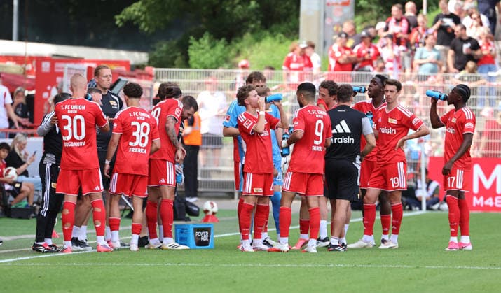 Union Mannschaft bei einer Trinkpause Fußball Fussball Bundesliga Herren DFL Testspiel Saison 2026 2027 02.08.2026 1.FC Union Berlin FCU vs. Cagliari Calcio DFL regulations prohibit any use of photographs as image sequences and or quasi-video. *** Union team during a water break; Sports; Soccer; Bundesliga; Men s; DFL; Friendly Match; 2026–2027 Season; February 8, 2026; 1. FC Union Berlin (FCU) vs. Cagliari Calcio; DFL regulations prohibit any use of photographs as image sequences and or quasi-video